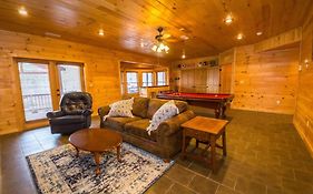 Christmas Lodge-Secluded Near Downtown Blue Ridge